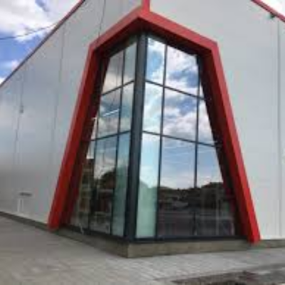окачени стъклени фасади