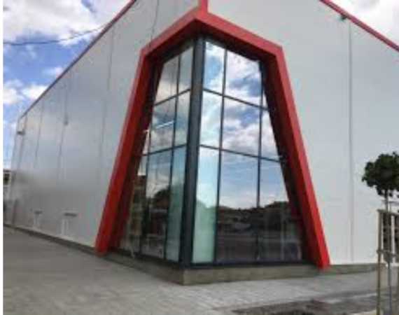 окачени стъклени фасади